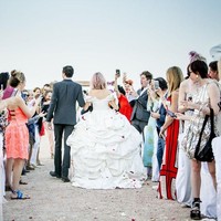 Ini menjadi momen pernikahan romantis nan epik di padang pasir. Foto: dok. Edward Haynes & Roo Kendall