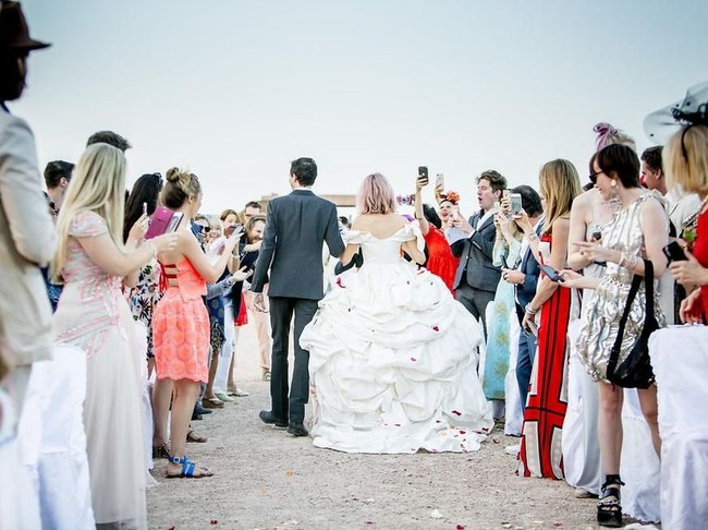 Ini menjadi momen pernikahan romantis nan epik di padang pasir. Foto: dok. Edward Haynes & Roo Kendall