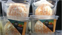 Jeruk sudah jelas punya pelindung alami berupa kulit. Tapi supermarket ini malah menjual jeruk kupas dalam kemasan. Malah jadi boros plastik dong! Foto: Istimewa