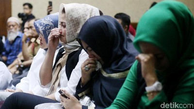 Tangis Deisti Pecah saat Novanto Minta Maaf di Sidang Pleidoi