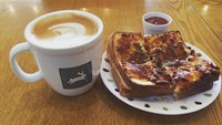 Jangan khawatir kalau pagi hari datang ke kafe ini. Karena di sini ada espresso latte dan roti panggang. Yummy! Foto: Instagram @cafe_goer