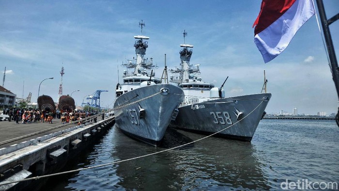 Duah buah kapal KRI jenis Multi Role Light Freegat (MLRF) KRI Bung Tomo-357 dan KRI Jhon Lie-358 tiba di Dermaga Pondok Dayung, Tanjung Priok, Jakarta Utara, Jumat (13/4). Dua kapal perang tersebut akan memperkuat perairan barat Indonesia.
