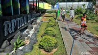 Di lokasi tersebut juga terdapat RPTRA (Ruang Publik Terpadu Ramah Anak) Rasela yang terintegrasi menjadi kampung kreatif.