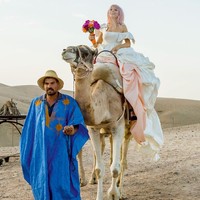 Datang ke area pesta pernikahan, si cantik Henry datang dengan unta.  Foto: dok. Edward Haynes & Roo Kendall