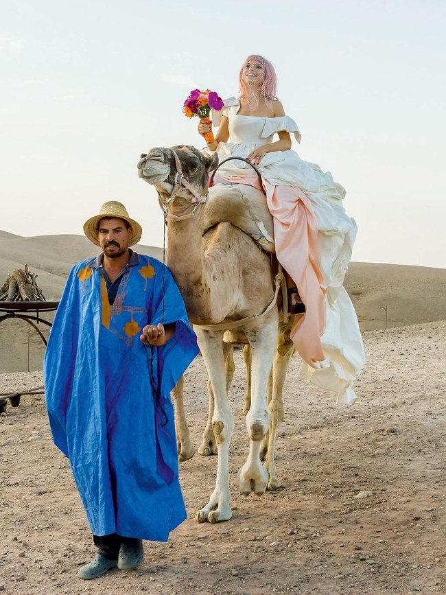 Datang ke area pesta pernikahan, si cantik Henry datang dengan unta.  Foto: dok. Edward Haynes & Roo Kendall