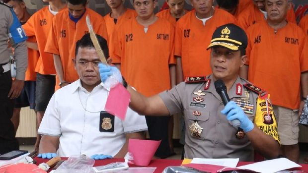 Kapolda Kalbar Irjen Didi Haryono dan Dirkrimum Polda Kalbar Kombes Arief Rachman memamerkan barang bukti