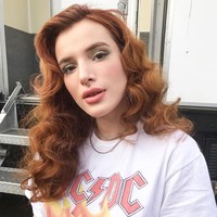 Aku ingat pertama kali wajahku berjerawat, aku mulai melihat tonjolan-tonjolan kecil ini di bawah kulitku, dan itu membuatku sangat khawatir setiap kali seseorang melihat atau berbicara padaku, kata bintang Disney Bella Thorne. Foto: Instagram