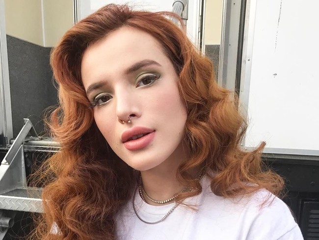 Aku ingat pertama kali wajahku berjerawat, aku mulai melihat tonjolan-tonjolan kecil ini di bawah kulitku, dan itu membuatku sangat khawatir setiap kali seseorang melihat atau berbicara padaku, kata bintang Disney Bella Thorne. Foto: Instagram