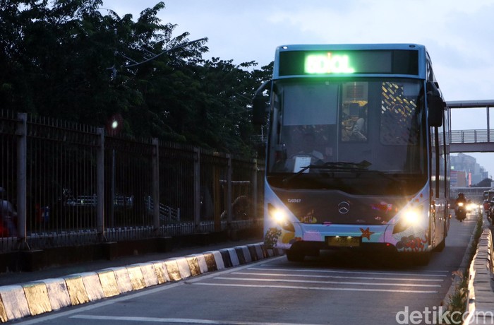 Ada yang baru dari tampilan busway koridor 5 untuk jurusan Kampung Melayu-Ancol. Badan busway itu bergambar ekosistem laut. Lucu juga yah.