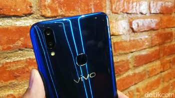 Selain warna, tidak ada yang perbedaan spesifikasi dari Vivo V9 Cool Blue ini, seperti masih mengusung kamera selfie 24 megapixel dan kamera utama ganda yang terdiri dari 13 megapixel dan 2 megapixel, dengan bukaan f/2.0. (Foto: detikINET/Muhammad Alif Goenawan)