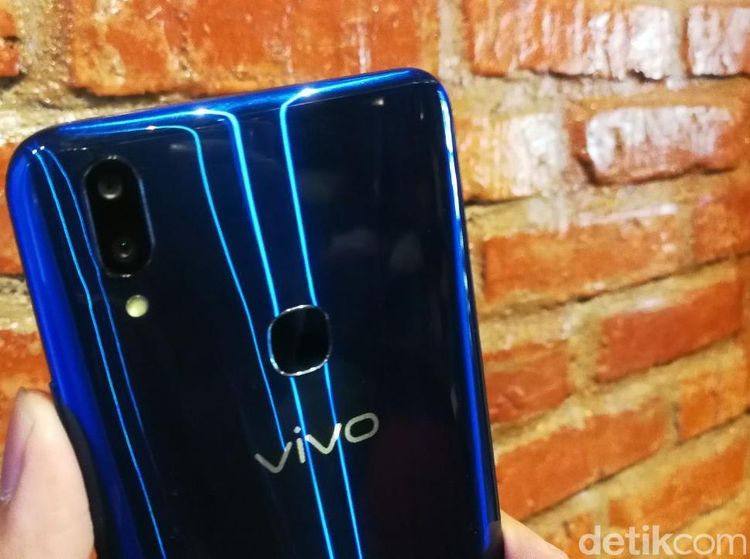 Vivo V9 Berbalut warna Biru yang Menggoda