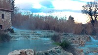 Mata air Terme di Saturnia sudah ada sejak 3.000 tahun lalu. Suhu dari airnya mencapai 37 derajat celcius. Bisa dibilang, pemandian ini adalah kekayaan turun-temurun bagi warga Tuscan. (miriana_chirico/Instagram)