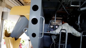 Robot ini dibuat di fasiitas milik perusahaan Sakakibara Kikai, tempat Masaaki bekerja. Foto: Reuters