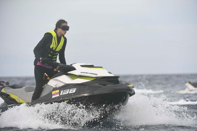 Begini aksi salah satu finalis Miss Universe 2015 saat membelah perairan Pulau Seribu dengan jet ski. (Foto: Instagram/Anindya K. Putri)