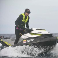 Begini aksi salah satu finalis Miss Universe 2015 saat membelah perairan Pulau Seribu dengan jet ski. (Foto: Instagram/Anindya K. Putri)