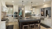 Dapur dilengkapi peralatan baja tahan karat, meja makan yang cukup luas dan tempat sarapan yang menghadap ke halaman belakang yang penuh tanaman subur. CNBC/Istimewa.