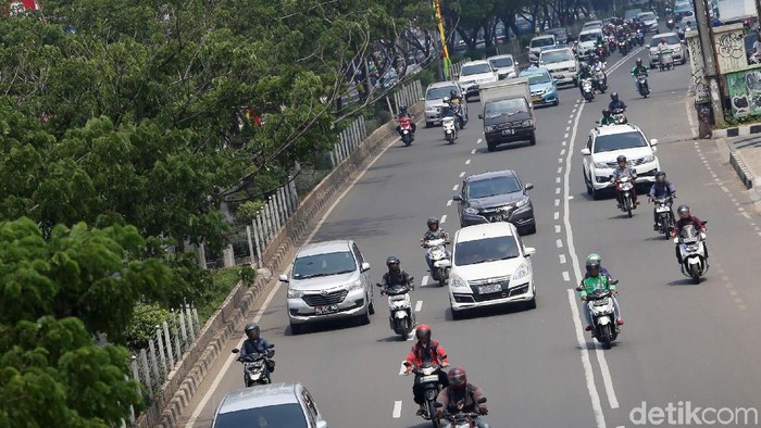 Pemberlakuan ERP di Jalan Margonda

Sejumlah kendaraan melintas di Jalan Margonda Raya, Depok, Jawa Barat, Jumat (13/4). Pemerintah Provinsi Jawa Barat mewacanakan penerapan jalan berbayar atau Electronic Road Pricing (ERP) di ruas jalan Margonda Raya untuk mengatasi masalah kemacetan di kawasan itu, sementara Pemkot Depok akan mengkaji usulan tersebut.  Grandyos Zafna/detikcom