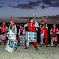 Pesta berlangsung hingga malam hari. Beragam hiburan pun ditampilkan dari penari perut hingga penari api.  Foto: dok. Edward Haynes & Roo Kendall