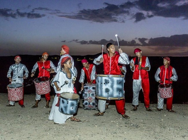 Pesta berlangsung hingga malam hari. Beragam hiburan pun ditampilkan dari penari perut hingga penari api.  Foto: dok. Edward Haynes & Roo Kendall
