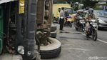 Foto: Evakuasi Truk Molen yang Terguling di Jatibaru