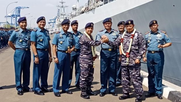 KRI Bung Tomo-357 dan KRI John Lie-358 yang akan oerkuat Koarmabar