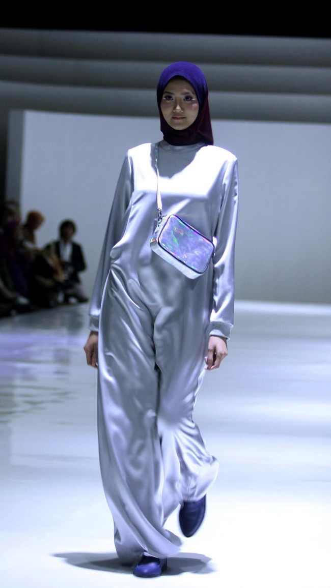 Fashion show busana muslim terbaru L.tru yang mengangkat tema Lets Talk di Ballroom Fairmont Hotel Jakarta. Rabu [12/4/2018]. [Foto: Mohammad Abduh/Wolipop].