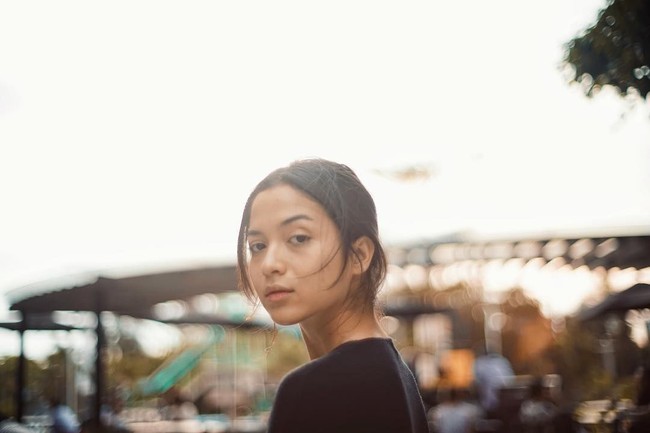 Tatapan bintang film Posesif ini adem banget ya walaupun tanpa pulasan lipstik sedikit pun.  Foto: Instagram