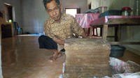 Seminggu lalu, pemerhati sejarah datang ke rumah Sikin. Dijelaskan bahwa batu itu benda purbakala. Namanya yoni, simbol kesuburan era kerajaan Hindu. (Foto: Charolin Pebrianti)