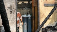 Dugaan sementara api berasal dari kebocoran tabung gas 12 kg saat salah satu karyawan yang sedang mengelas.