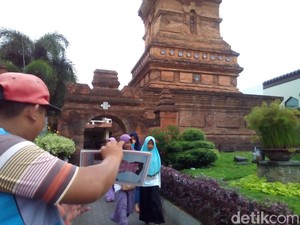 Nasib Tukang Foto Menara Kudus di Tengah Gempuran Kamera Ponsel