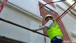 Gaya Rini Soemarno Ngecat Tembok Kantor