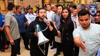 Lewat pengeras suara sang pangeran, Tunku Ismail Sultan Ibrahim mengumumkan bahwa belanjaan masing-masing pengunjung dibayar hingga maksimum 3 ribu ringgit (sekitar Rp 10,6 juta). (Foto: Dok. Facebook via Asia One)