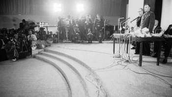 Momen Gagarin ketika menyampaikan pidatonya di pemeran Uni Soviet di London. Foto: Getty Images