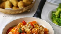 Tak perlu ke restoran, @mellyloveskitchen berhasil membuat gurame asam manis yang gurih dan segar. Apalagi dipadukan dengan tomat dan paprika yang melimpah. Foto: Instagram
