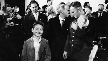 Gagarin yang berpangkat mayor ini jadi buruan wartawan di Tanah Britania. Ini momen saat ia akan diwawancarai tentang kisahnya. Foto: Getty Images