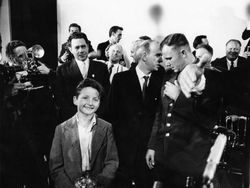 Momen Langka Manusia Pertama Luar Angkasa