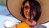 Desainer Denny Wirawan meluncurkan koleksi ready to wear perdananya yang bisa didapatkan secara eksklusif di ecommerce Blibli.com.