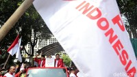 Ketum PKPI Hendropriyono dan Sekjen PKPI Imam Anshori mengarak nomor urut PKPI.