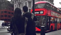 Ini momen tatkala Pangeran Johor akan menikah dengan istrinya. Foto ini diambil di depan bus tingkat London berwarna merah yang ikonik jurusan Streatham Station. (tunku_idris/ Instagram)