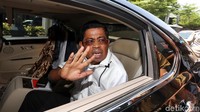 Idrus Marham melambaikan tangan dari dalam mobilnya sebelum meninggalkan Pengadilan Tipikor.