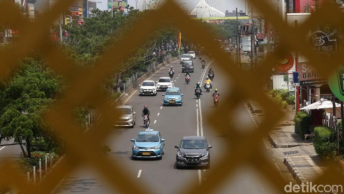 Pemberlakuan ERP di Jalan Margonda

Sejumlah kendaraan melintas di Jalan Margonda Raya, Depok, Jawa Barat, Jumat (13/4). Pemerintah Provinsi Jawa Barat mewacanakan penerapan jalan berbayar atau Electronic Road Pricing (ERP) di ruas jalan Margonda Raya untuk mengatasi masalah kemacetan di kawasan itu, sementara Pemkot Depok akan mengkaji usulan tersebut.  Grandyos Zafna/detikcom