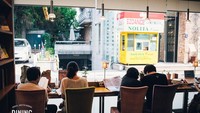 Kafe ini juga memikirkan kenyamanan pelajar yang mengerjakan tugas sekolahnya di sini. Dengan menyediakan sofa empuk dan beberapa stop kontak. Untuk menyuplai listrik pada laptop yang dibawa pelajar. Foto: diningaddiction.com  
