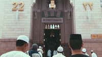 Tidak sekadar berwisata saja, Tunku Ismail juga mengabadikan momen ibadahnya saat berkunjung ke Masjid Nabawi, Saudi Arabia. Dia berfoto di pintu nomor 22 yang menuju makam Nabi Muhammad. (tunku_idris/ Instagram)