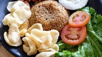 Diam-diam ternyata Samuel Rizal punya bisnis kuliner lho. Ini dia salah satu menu yang ada di kafenya yaitu nasi goreng kampung. Foto: Instagram @samuelrizal1