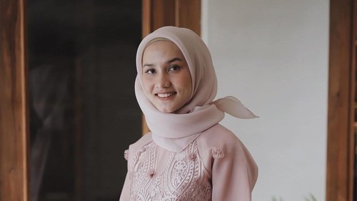 Tips Atasan untuk Kondangan. Foto: Instagram Dwi Handa Tips Atasan untuk Kondangan. Foto: Instagram Dwi Handa