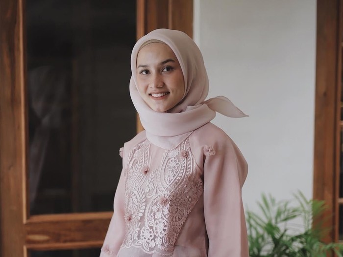Tips Atasan untuk Kondangan. Foto: Instagram Dwi Handa Tips Atasan untuk Kondangan. Foto: Instagram Dwi Handa