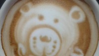  Latte art dengan bentuk wajah beruang lucu ini sangat menggemaskan. Kopi hangat ini sangat cocok dinikmati saat santai sore. Foto: Instagram @samuelrizal1