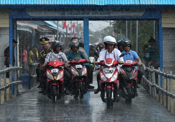 Dalam kunjungannya ke Agats, Kabupaten Asmat, Papua, Presiden Jokowi menaiki motor listrik bersama Ibu Iriana. Motor listrik tersebut rupanya rakitan Gresik.