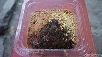 Tadaaa! Ini dia tampilan es kepal Milo yang siap dimakan. Kalau mau dimakan langsung, ada kursi di sekitar kedai ini. Foto: Devi S. Lestari / detikFood
