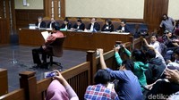 Novanto malah menyebut dari uraian dakwaan jaksa KPK menuding peran Kemendagri yang lebih dominan. Sedangkan terkait kesepakatan fee, Novanto menyebut nama Irman selaku mantan Dirjen Dukcapil, Andi Agustinus alias Andi Narogong selaku pengusaha, dan Burhanudin Napitupulu selaku mantan Ketua Komisi II DPR.